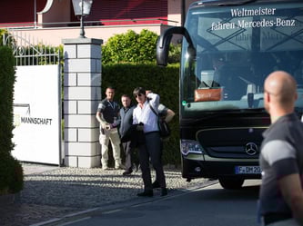 Joachim Löw und die Nationalmannschaft bei der Ankunft am Quartier. Foto: Christian Charisius