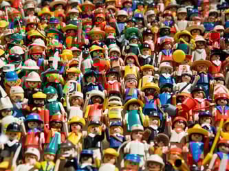 "Gedränge" von Ingo Klöcker ist ein Kunstwerk aus Playmobil-Figure. Foto: Daniel Karmann/Symbol