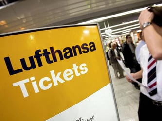 An den konzerneigenen Buchungsportalen, Service-Centern und Ticketschaltern soll die Gebühr nicht erhoben werden. Foto: Frank Rumpenhorst