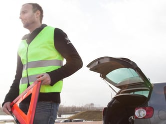 Auf Nummer sicher gehen: Bevor Fahrer aussteigen und das Warndreieck aufstellen, sollten sie sich eine Warnweste überziehen. Foto: Christin Klose
