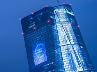 Die Europäische Zentralbank hat den Leitzins auf null Prozent gesenkt. Einige Banken kündigen auch noch höhere Gebühren für Dienstleistungen wie Überweisungen an. Foto: Boris Roessler