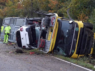 Ein Autotransporter liegt an der B293 bei Walzbachtal. Der Lkw war von der Fahrbahn abgekommen und umgekippt, fünf Neuwagen stürzten auf die Straße. Foto: Uli Deck