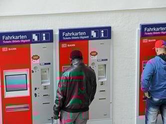 Die Bahn versucht derzeit, mit einer Qualitätsoffensive auf die wachsende Konkurrenz im Fernverkehr etwa durch Fernbusse zu reagieren. Foto: Matthias Hiekel