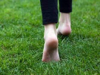 In der Wachstumsphase können bei Kindern Fuß-Fehlstellungen auftreten. Barfußlaufen ist sehr wichtig, um den Fuß zu trainieren. Foto: Silvia Marks