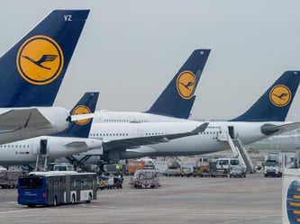 Passagiermaschinen der Lufthansa stehen auf dem Flughafen in Frankfurt am Main. Foto: Boris Roessler