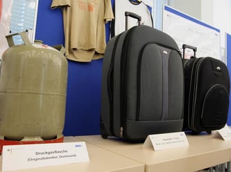 In Köln sichergestellte Kofferbomben. Foto: Boris Roessler/Archivfoto von 2006