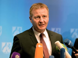 Vom CDU-Landeschef wird NRW-Innenminister Jäger das «Schönreden und Banalisieren von Straftaten» vorgeworfen. Foto: Monika Skolimowska