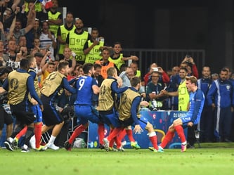 Nach dem Tor von Antoine Griezmann (r) ist der Einzug ins Achtelfinale geschafft. Foto: Federico Gambarini