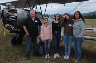 Uli Schmitt mit Familie. Seine älteste Tochter Shannon (2. von rechts) will Pilotin werden