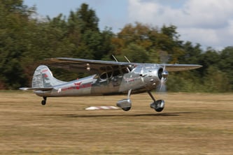 Eine Cessna 195 schwebt ein zum Nostalgischen Flieger-Picknick (Foto: Stefan Schmoll)