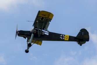 Der Fieseler Storch fliegt im Spaziergängertempo an den Zuschauern vorbei (Foto: HG Hamann)