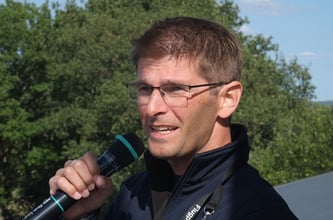 Jan Bodenheim ist die Stimme, die durch die Lautsprecher in Wershofen erklingt. Fachliche Erläuterung zur Flugschau