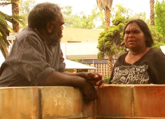 ein Paar das auf den Bus wartete