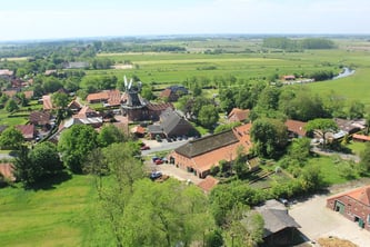Ein Luftbild des Woldenhofes, im Zentrum ist eine historische Mühle zu sehen.