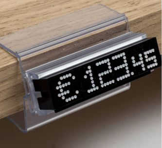 TAXOM Holzregal-Modulhalter klemmt am Holzregal, eingesteckt ist ein TAXOM 800 Preismodul in schwarz