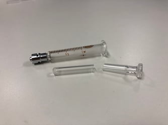 折れたシリンジ