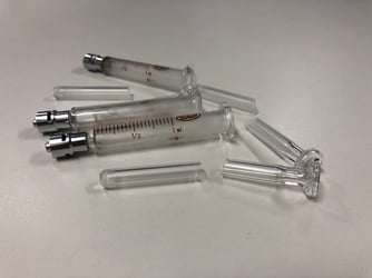 折れたシリンジ3本