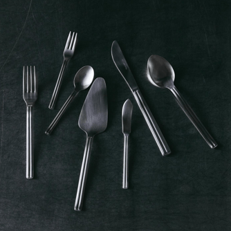 熟練職人による精緻な手仕事を感じる程よい光沢感