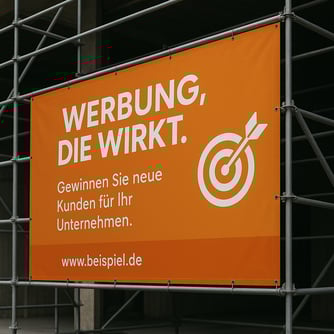 Gerüstbanner aus PVC an Baustelle montiert – wetterfeste Außenwerbung für Unternehmen in Hamburg