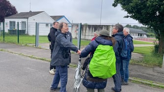 Exkursionsleiter Erik Esser (links) stellt den Teilnehmern die Vogelwelt in den Erftauen vor.