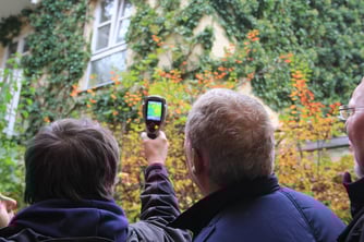 Exkursion zur Fassadenbegruenung inklusive Messung (Foto: pulidocendales / Green City e.V.)