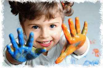 Kind malt mit Fingerfarben, Pikler / Montessori, Glückskinder Hofheim