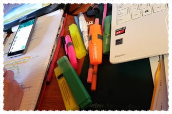 Bürotisch mit Schreibmaterial