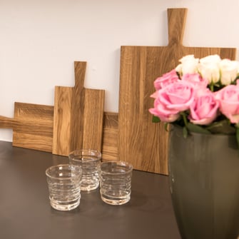 Holzbretter Eiche, Vasen, Trinkgläser