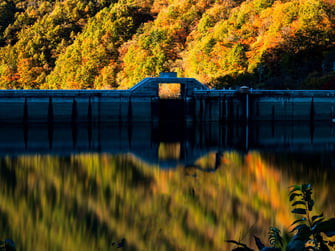秋神ダムの紅葉