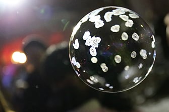 氷点下の森　凍るシャボン玉