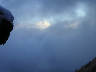 Schneeberge im Nebel