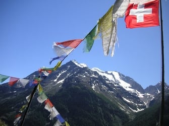 Tibetische Gebetsfahnen und Schweizer Fahne