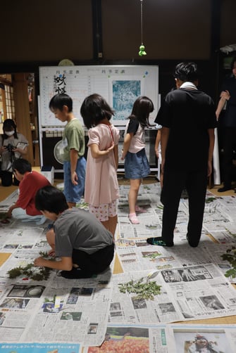 新聞紙を広げて