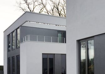 Fassade mit Hell-Dunkel-Kontrasten