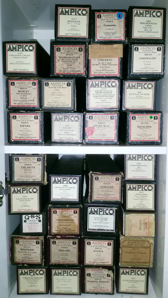 Nur ein kleiner Teil von Michaels Musikrollen-Sammlung.