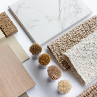 Moodboard mit Textilien, Holz und Stein in  Natur-Tönen