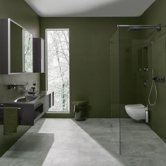Setdesign, Badezimmer, Idee in Moosgrün. Duschtrennwand Glas, Waschtisch Glas, Styling Philipp Brunschwiler