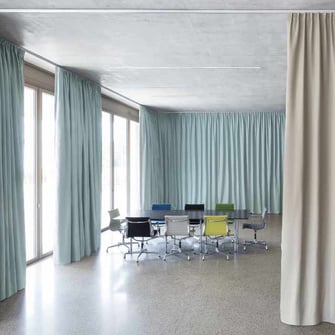 flexible Meetingräume von Creation Baumann zeichnen sich durch gute Akustik und Ästhetik aus.