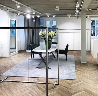 Ladenlokal eines Premium Modegeschäfts ohne Kleider