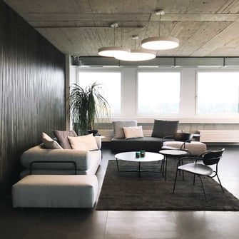 Eine individuelle Zusammenstellung unterschiedlichster Sitzgelegenheiten.