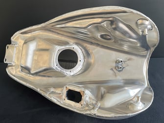 裏側は純正タンクの形状です