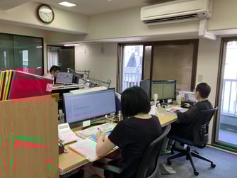 写真：ビルの入口。麹町駅プラザの名称とフロアガイド