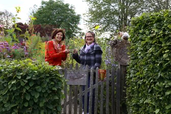 Garten mit Plakette "Vogelfreundlicher Garten"