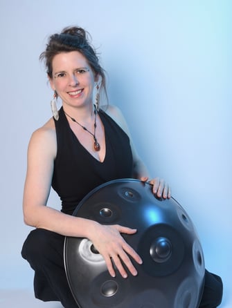 Petra Kleinecke mit Handpan