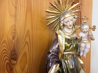 Statue Maria mit Jesus Kind in der Kirche St. Anna