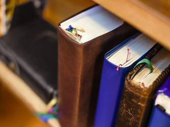 Gebetsbücher, Bibel in der Kirche St. Anna