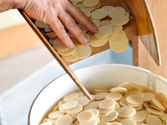 Die Hostien werden von Hand verlesen
