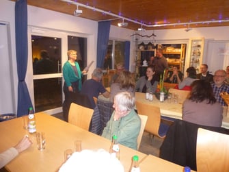 Ellen Kalkbrenner trägt ihre Neujahrsgeschichte vor