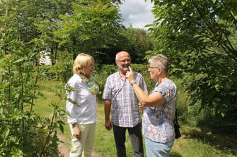 Martina Fehlner in angeregtem Gespräch mit Ellen und Richard Kalkbrenner