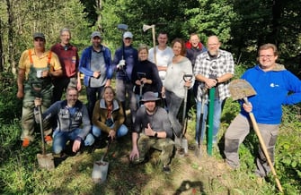 Ein Gruppenbild der Freiwilligen bei einem Biotoppflege Einsatz